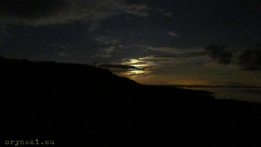 Plejady (nad Księżycem) uchwycone zwykłym aparatem kompaktowym z półwyspu Kintyre w październikową noc. 
