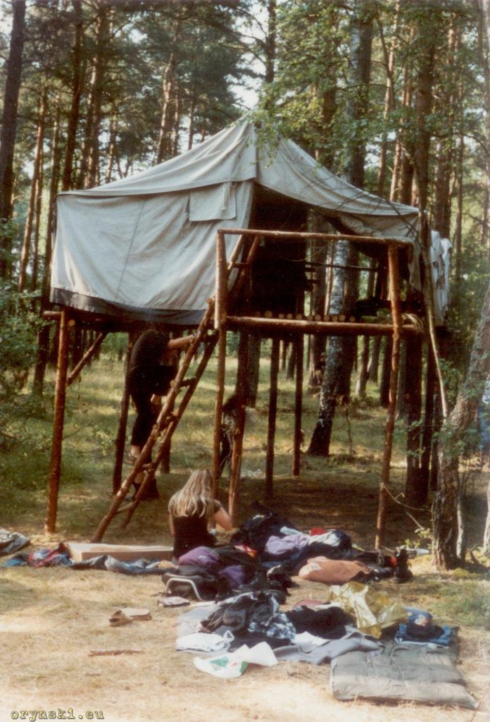Namiot na platformie, obóz wrocławskiego szczepu "Maki", ok. 2000 roku