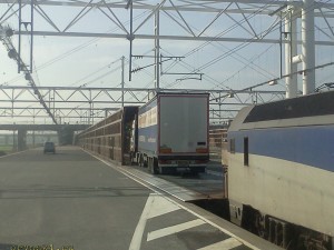 Ciężarówka wjeżdżająca na pociąg w Eurotunelu