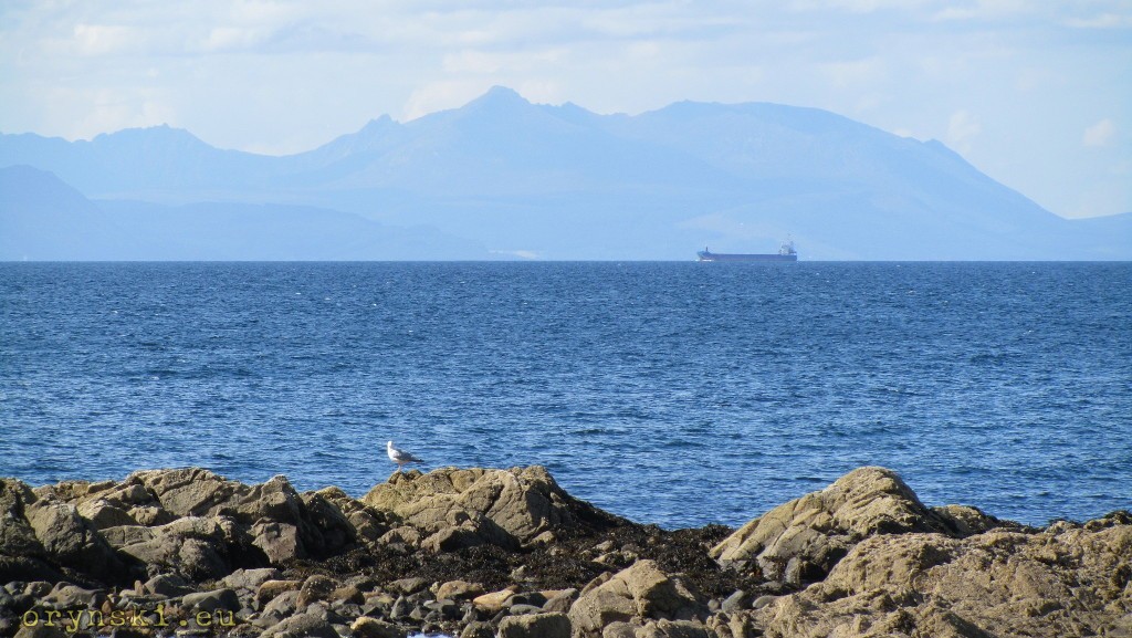 Wyspa Arran widziana z plaży pod zamkiem Culzean