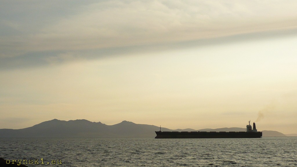 Statek opuszczający Clyde na tle wyspy Arran